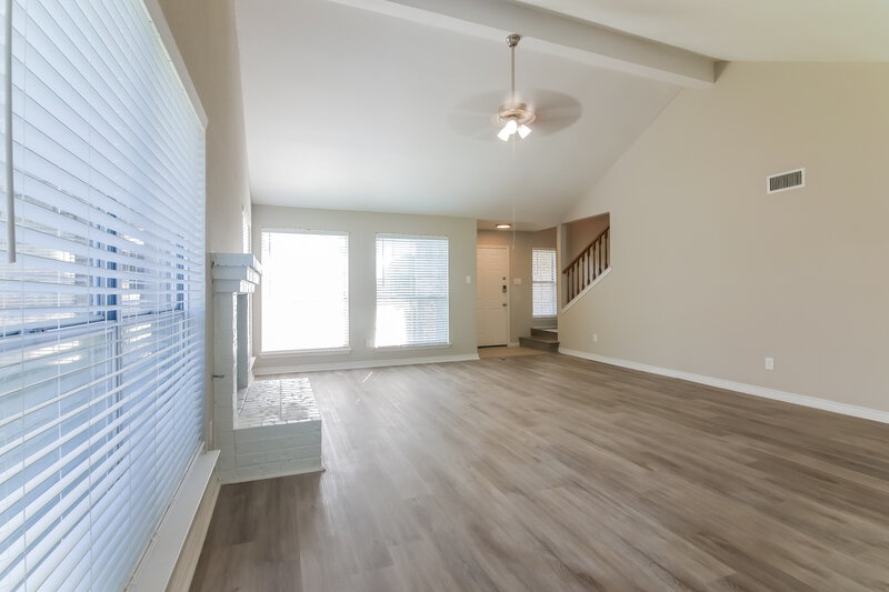 2,225/Mo, 4978 Briar Oaks Ln Grand Prairie, TX 75052 Living Room View 3
