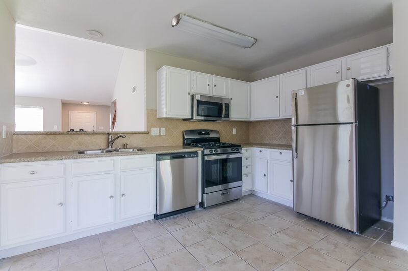 2,225/Mo, 4978 Briar Oaks Ln Grand Prairie, TX 75052 Kitchen View