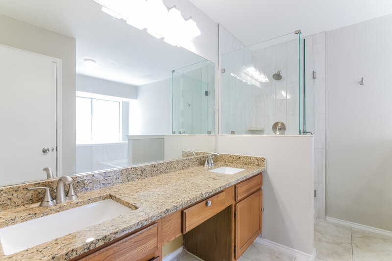 2,225/Mo, 4978 Briar Oaks Ln Grand Prairie, TX 75052 Main Bathroom View