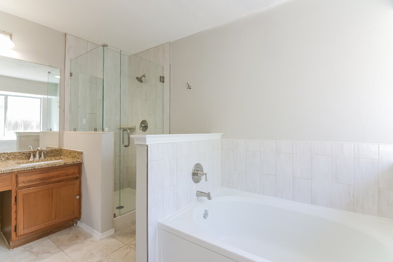 2,225/Mo, 4978 Briar Oaks Ln Grand Prairie, TX 75052 Main Bathroom View 2