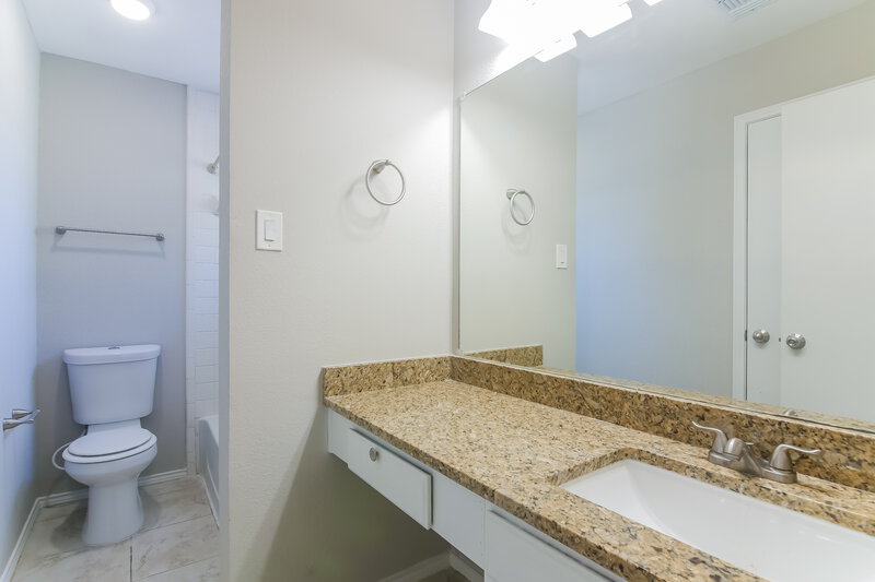 2,225/Mo, 4978 Briar Oaks Ln Grand Prairie, TX 75052 Bathroom View 2