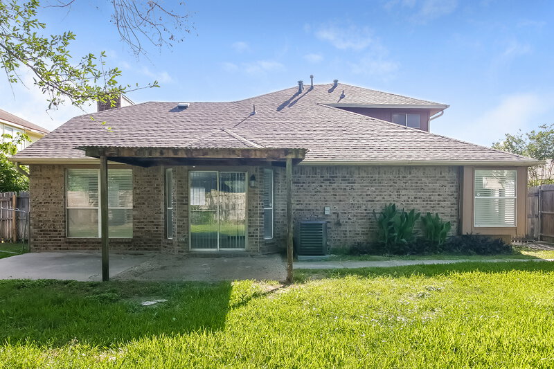 2,225/Mo, 4978 Briar Oaks Ln Grand Prairie, TX 75052 Rear View