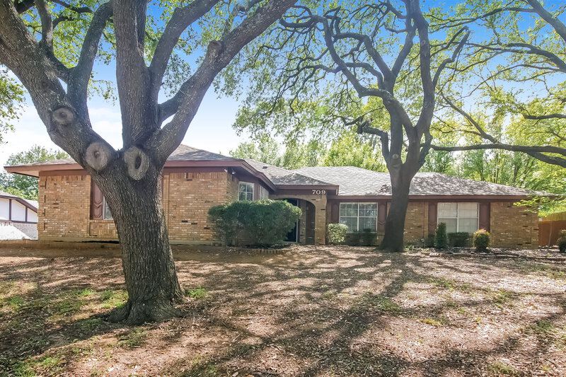 1,835/Mo, 709 NW Renfro St Burleson, TX 76028 Front View