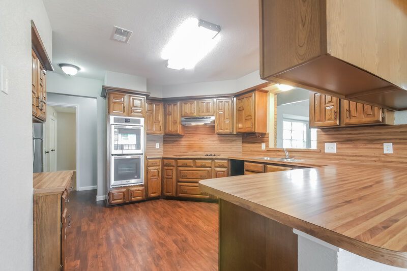 1,835/Mo, 709 NW Renfro St Burleson, TX 76028 Kitchen View 2