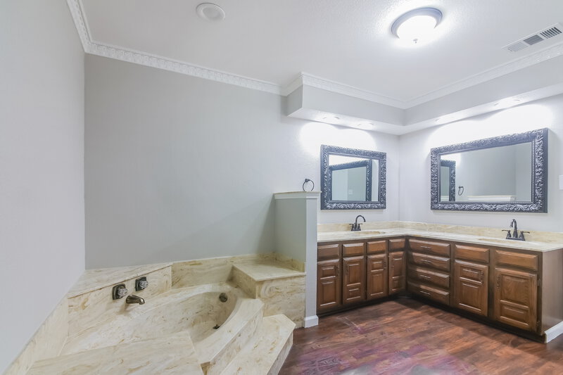 1,835/Mo, 709 NW Renfro St Burleson, TX 76028 Main Bathroom View