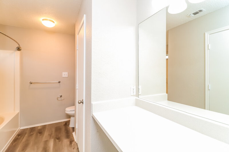 1,900/Mo, 10529 Towerwood Dr Fort Worth, TX 76140 Main Bathroom View