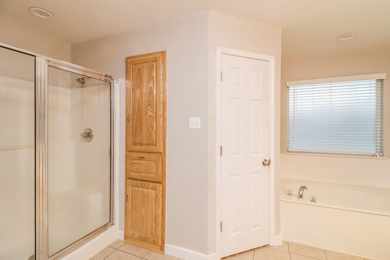 2,395/Mo, 486 Mesa Vista Dr Crowley, TX 76036 Main Bathroom View