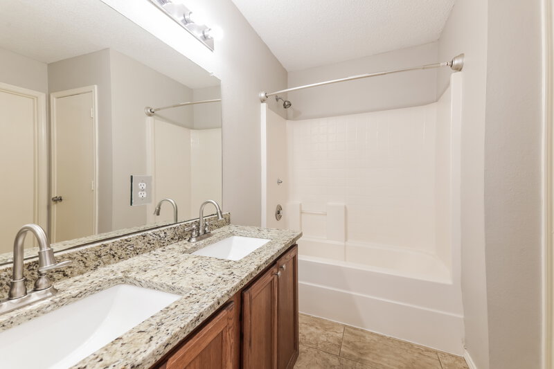 2,415/Mo, 1616 Cliffbrook Dr Rockwall, TX 75032 Main Bathroom View