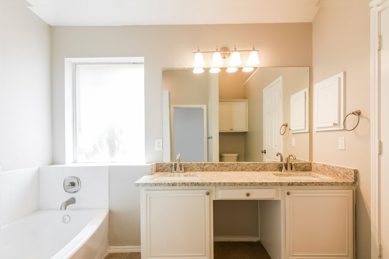 2,175/Mo, 3014 Canary Ln Midlothian, TX 76065 Main Bathroom View 2