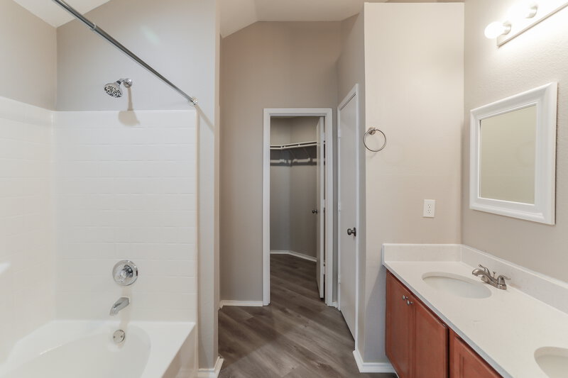 2,180/Mo, 2945 Stockton St Denton, TX 76209 Main Bathroom View