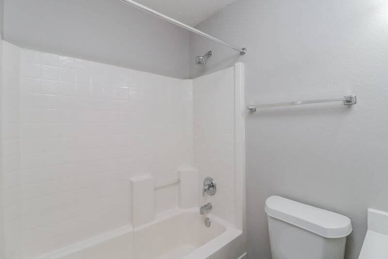 2,580/Mo, 6027 Guilia Dr Grand Prairie, TX 75052 Bathroom View
