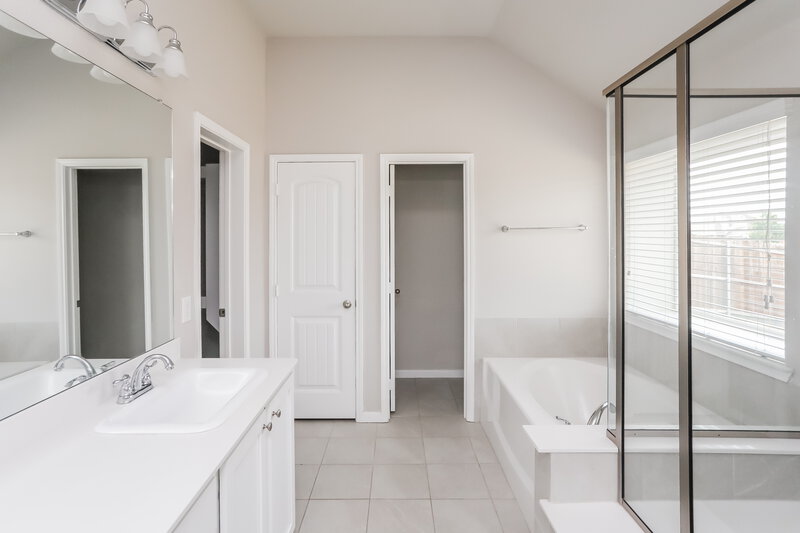 2,635/Mo, 111 Affirmed Rd Waxahachie, TX 75165 Main Bathroom View 2