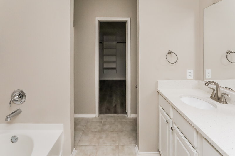 2,750/Mo, 226 Arabian Rd Waxahachie, TX 75165 Main Bathroom View