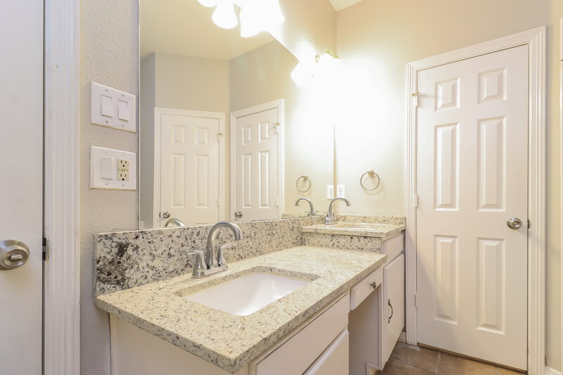 3,480/Mo, 703 Biscayne Dr Mansfield, TX 76063 Main Bathroom View