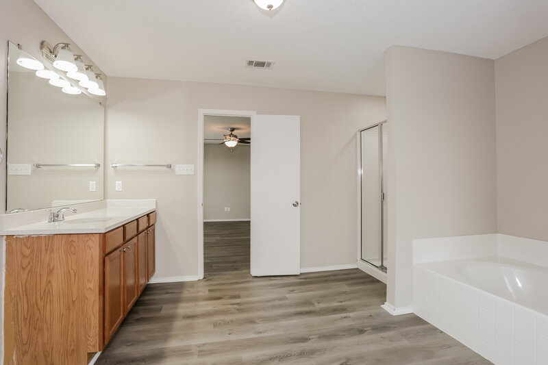 2,350/Mo, 10044 Legacy Dr Fort Worth, TX 76108 Main Bathroom View