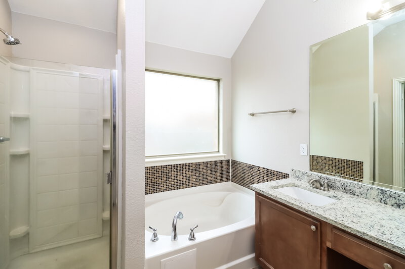 2,530/Mo, 540 Kerry St Crowley, TX 76036 Main Bathroom View