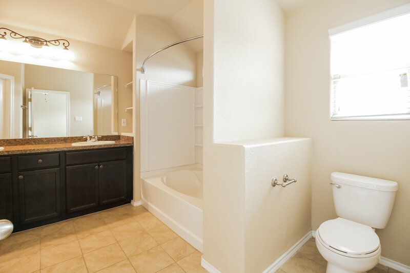 2,195/Mo, 239 Stallion Way Ponder, TX 76259 Main Bathroom View