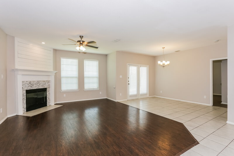 2,820/Mo, 204 Bay St Waxahachie, TX 75165 Living Room View 2