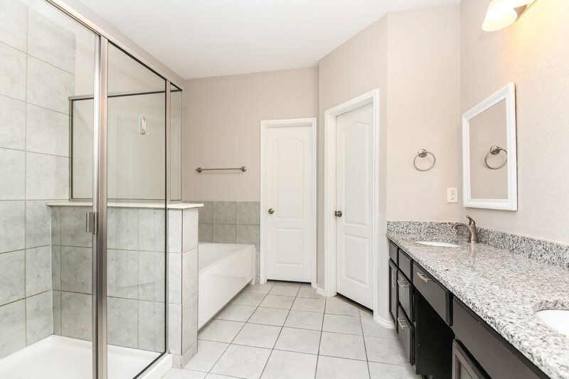3,175/Mo, 204 Bay St Waxahachie, TX 75165 Main Bathroom View