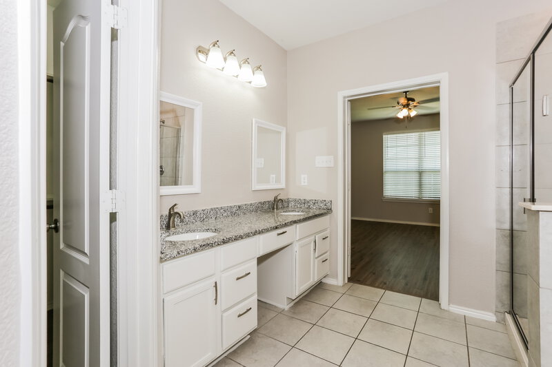 2,820/Mo, 204 Bay St Waxahachie, TX 75165 Main Bathroom View