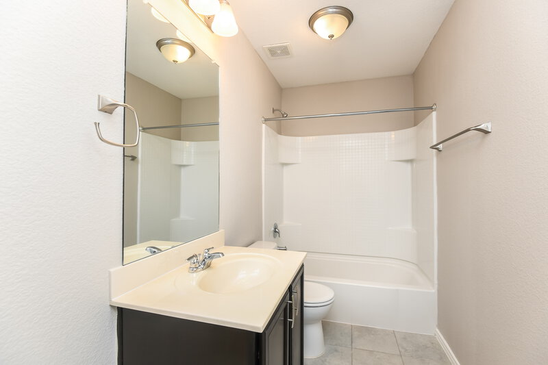 3,175/Mo, 204 Bay St Waxahachie, TX 75165 Bathroom View