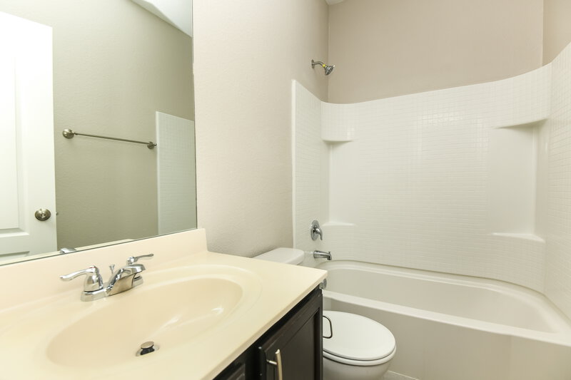 3,175/Mo, 204 Bay St Waxahachie, TX 75165 Bathroom View 2