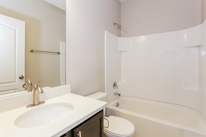 2,820/Mo, 204 Bay St Waxahachie, TX 75165 Bathroom View