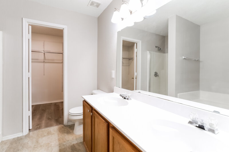 2,625/Mo, 9404 Glen Falls Ln Denton, TX 76210 Main Bathroom View