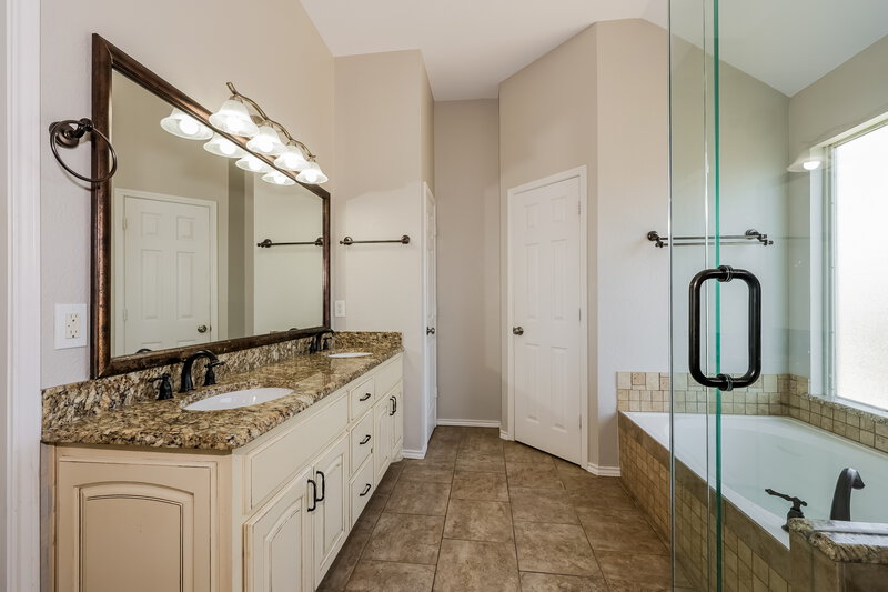 3,175/Mo, 2325 Cimmaron Dr Plano, TX 75025 Main Bathroom View