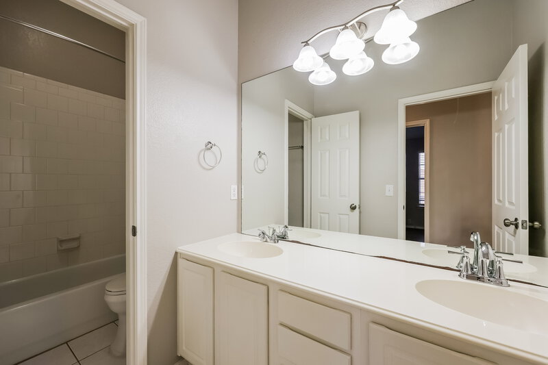 3,175/Mo, 2325 Cimmaron Dr Plano, TX 75025 Bathroom View