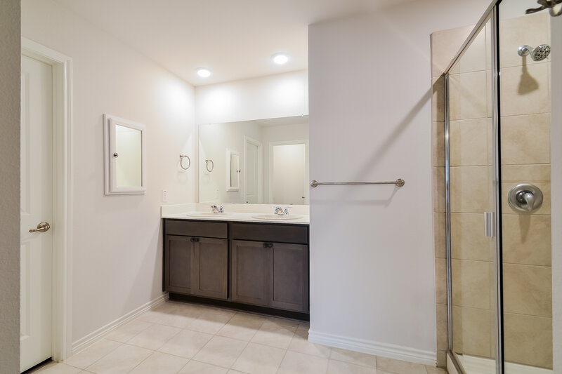 2,495/Mo, 609 Rawhide Way Princeton, TX 75407 Main Bathroom View