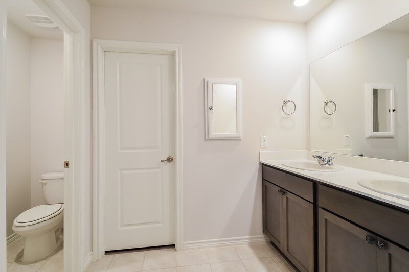 2,495/Mo, 609 Rawhide Way Princeton, TX 75407 Main Bathroom View 2