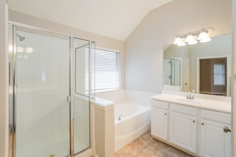 2,460/Mo, 924 Hemlock Trl Saginaw, TX 76131 Main Bathroom View