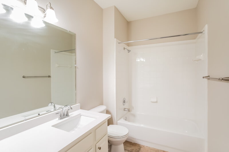 2,460/Mo, 924 Hemlock Trl Saginaw, TX 76131 Bathroom View