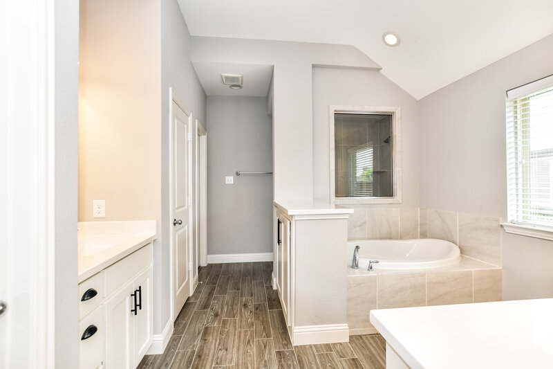 3,015/Mo, 1505 Tavistock Rd Forney, TX 75126 Main Bathroom View