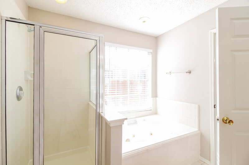 2,945/Mo, 848 Lariat Dr Saginaw, TX 76131 Main Bathroom View