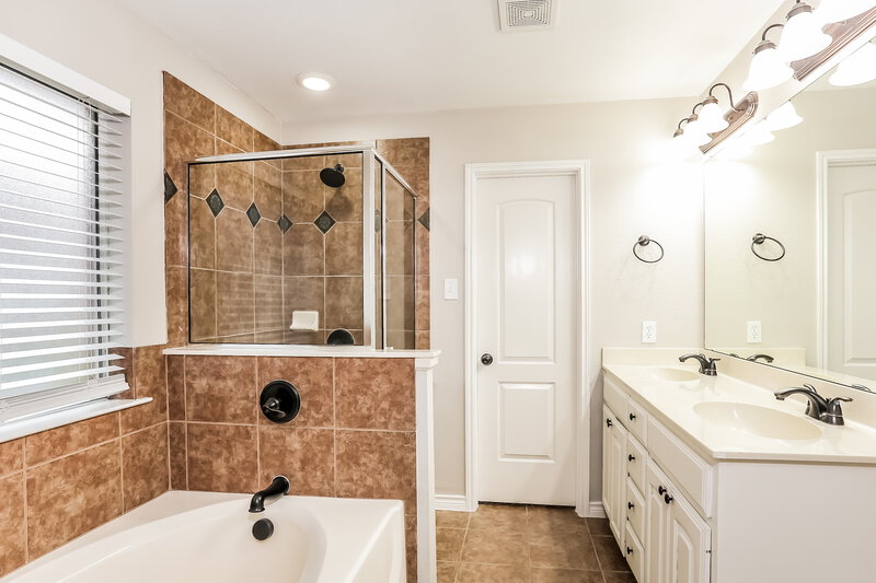 2,095/Mo, 207 Carriage Dr Willow Park, TX 76087 Main Bathroom View