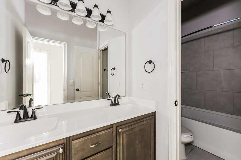 3,040/Mo, 1024 English Oak Dr Burleson, TX 76028 Bathroom View