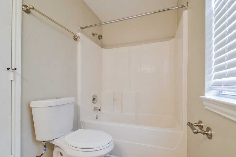2,025/Mo, 908 Chickesaw Ln Wylie, TX 75098 Main Bathroom View
