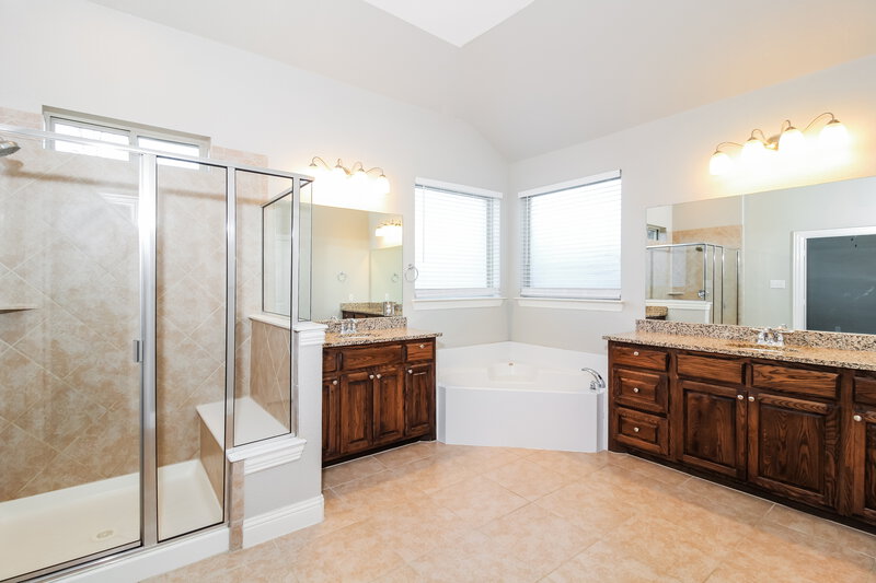 3,130/Mo, 157 Colonial Trce Fate, TX 75189 Main Bathroom View