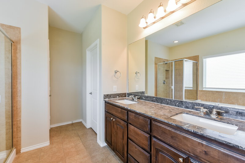 2,530/Mo, 1732 Jacona Trl Fort Worth, TX 76131 Main Bathroom View