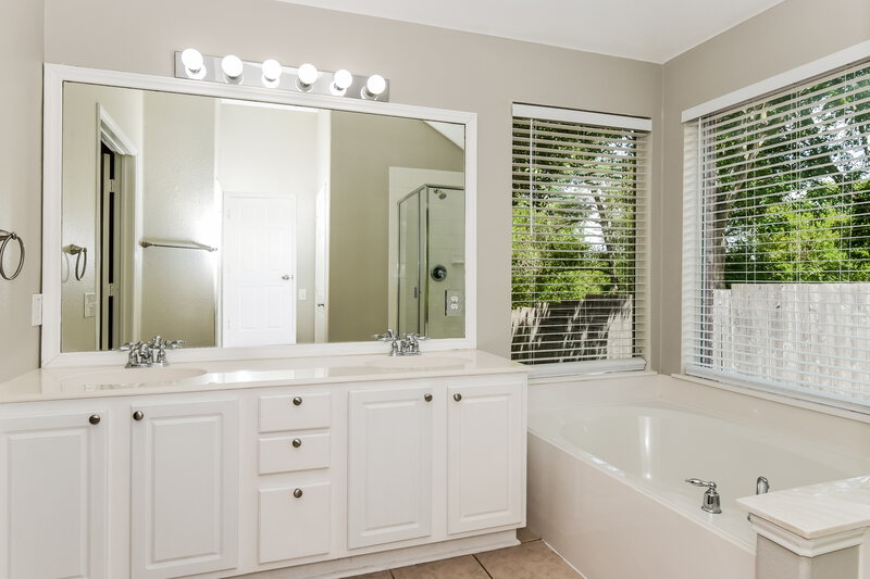 2,270/Mo, 1281 Mission Dr Rockwall, TX 75087 Main Bathroom View 2