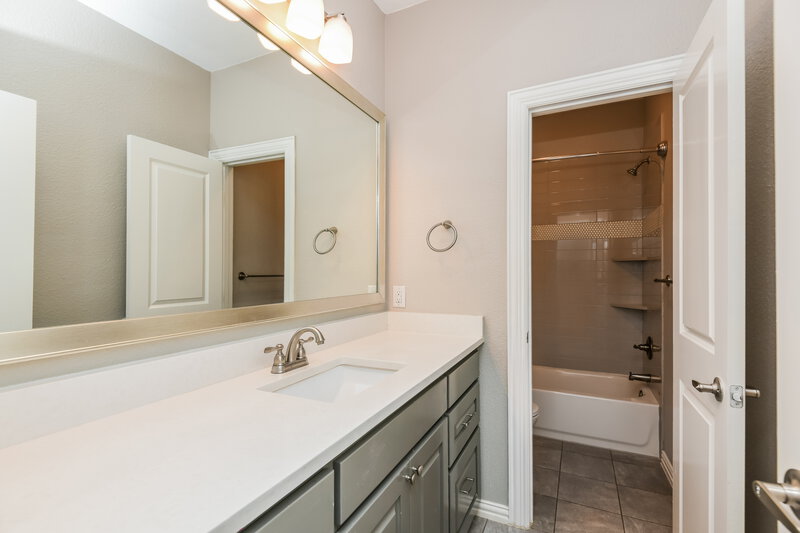 2,850/Mo, 413 Blue Star Ct Burleson, TX 76028 Bathroom View