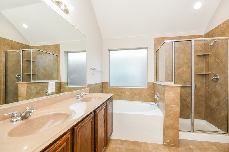 2,280/Mo, 6300 Chalk Hollow Dr Fort Worth, TX 76179 Main Bathroom View