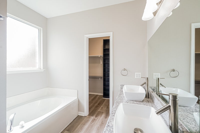 2,930/Mo, 5621 Starwood Ct Fort Worth, TX 76137 Main Bathroom View