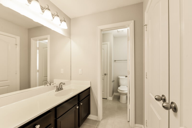 3,315/Mo, 8721 Running River Ln Fort Worth, TX 76131 Main Bathroom View