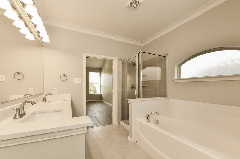 3,315/Mo, 8721 Running River Ln Fort Worth, TX 76131 Main Bathroom View 2