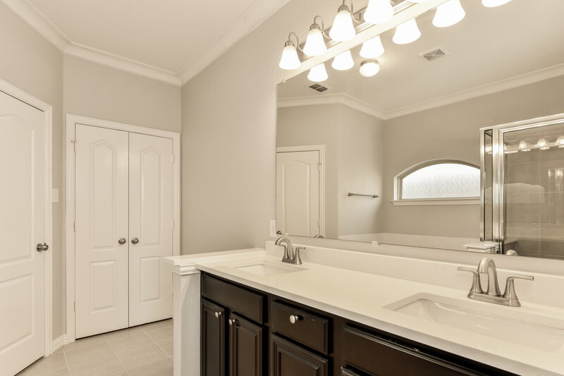 3,315/Mo, 8721 Running River Ln Fort Worth, TX 76131 Bathroom View