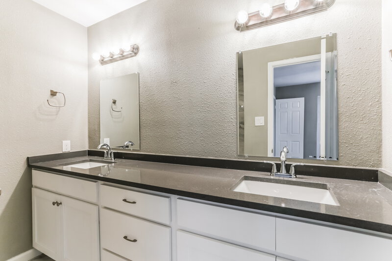 2,150/Mo, 4044 Windhaven Ln Dallas, TX 75287 Main Bathroom View