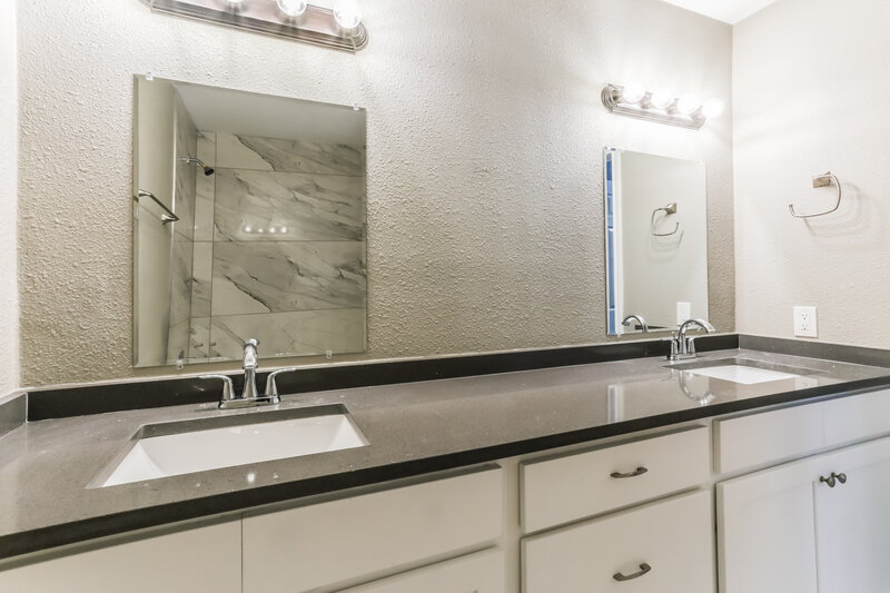 2,150/Mo, 4044 Windhaven Ln Dallas, TX 75287 Main Bathroom View 2